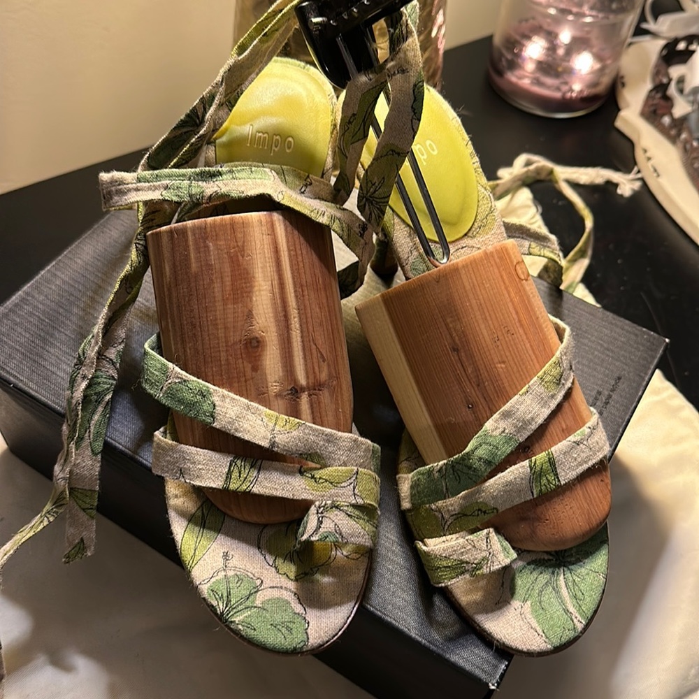 Impo lace up fabric shoe size 9